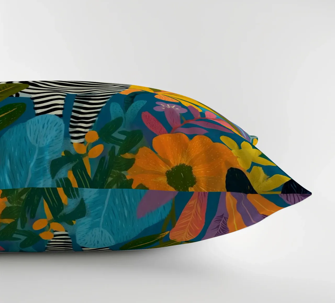 Blooming Stripes - Zebra in Lush Flora cuscino da Luca