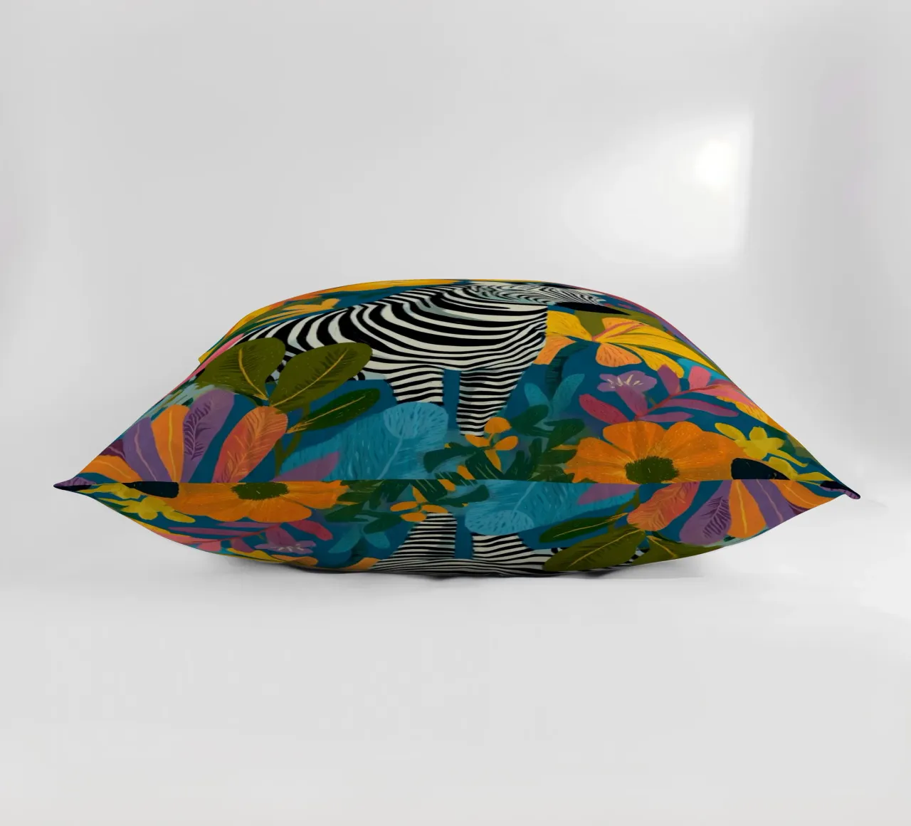Blooming Stripes - Zebra in Lush Flora cuscino da Luca