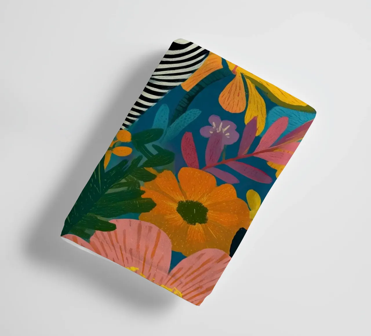 Blooming Stripes - Zebra in Lush Flora asciugamano da bagno da Luca