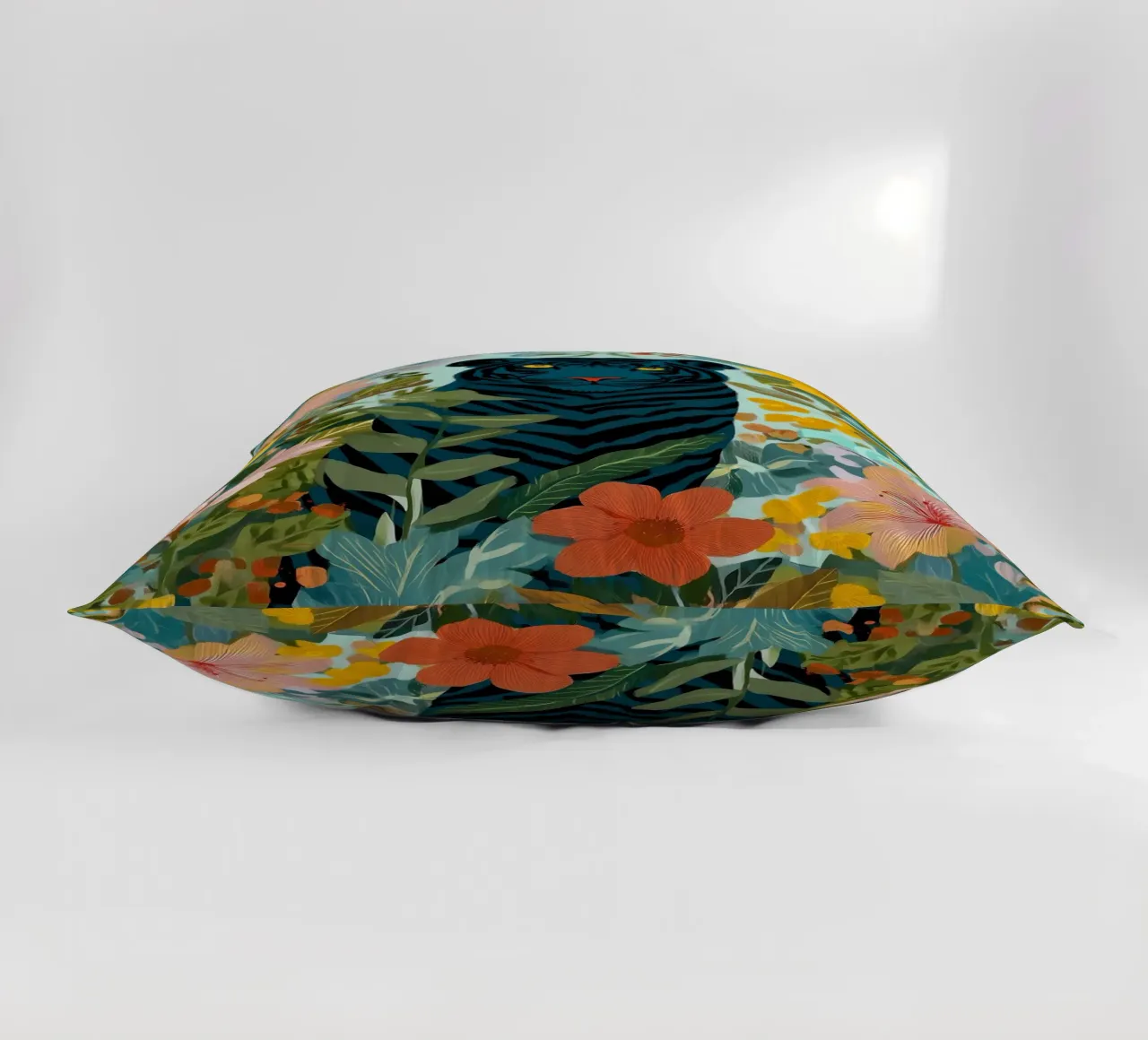 Midnight Tiger in Blooming Jungle cuscino da Luca