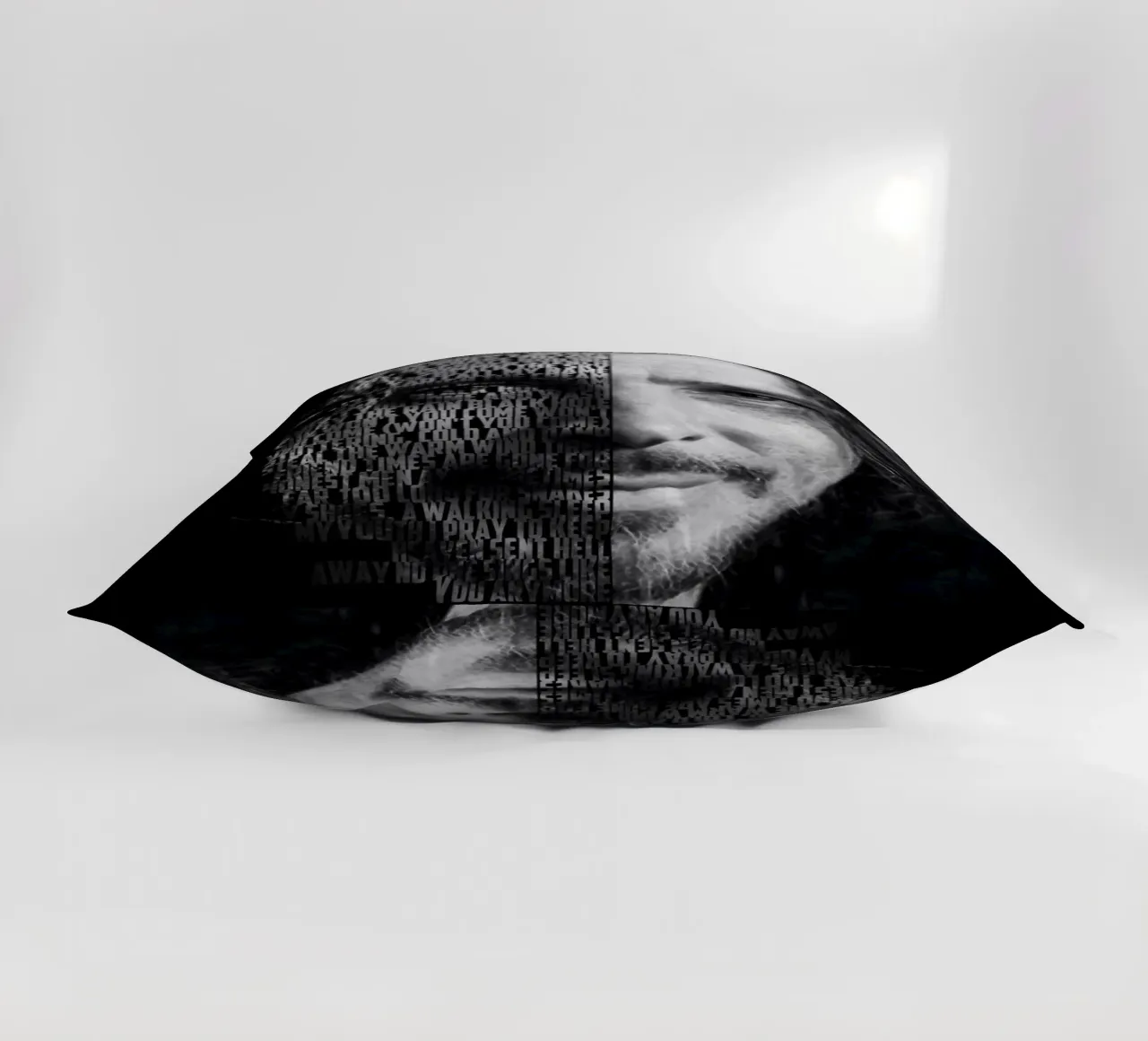 Buco nero del sole cuscino da Gunawan Rb