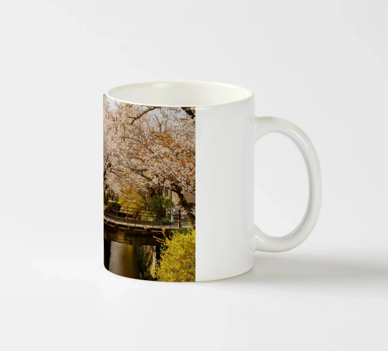 Ponte dei ciliegi in fiore a Kyoto, Giappone tazza in ceramica da mbgraphx2