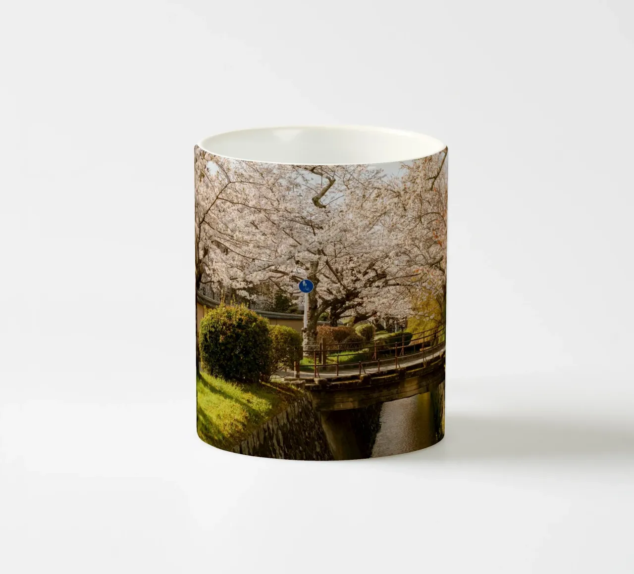 Ponte dei ciliegi in fiore a Kyoto, Giappone tazza in ceramica da mbgraphx2