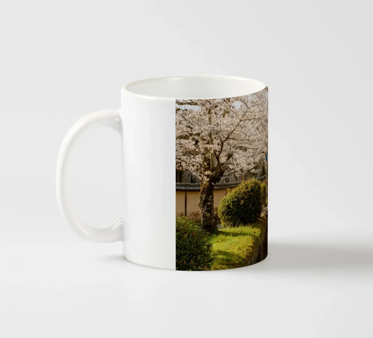 Ponte dei ciliegi in fiore a Kyoto, Giappone tazza in ceramica da mbgraphx2