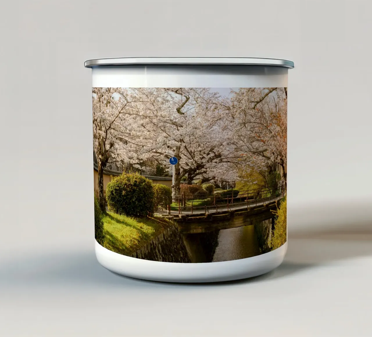 Ponte dei ciliegi in fiore a Kyoto, Giappone tazza in smalto da mbgraphx2