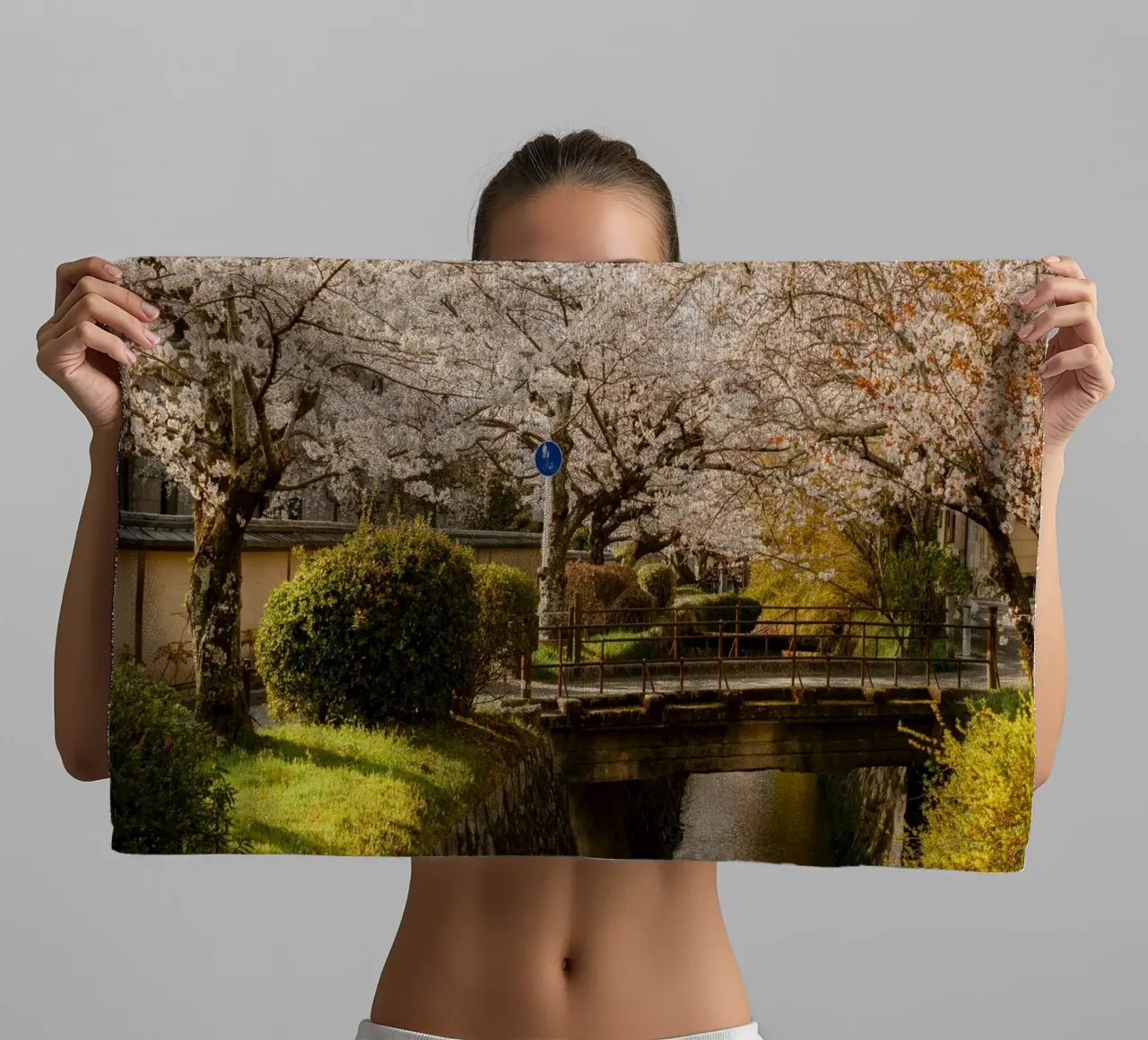 Ponte dei ciliegi in fiore a Kyoto, Giappone asciugamano da bagno da mbgraphx2