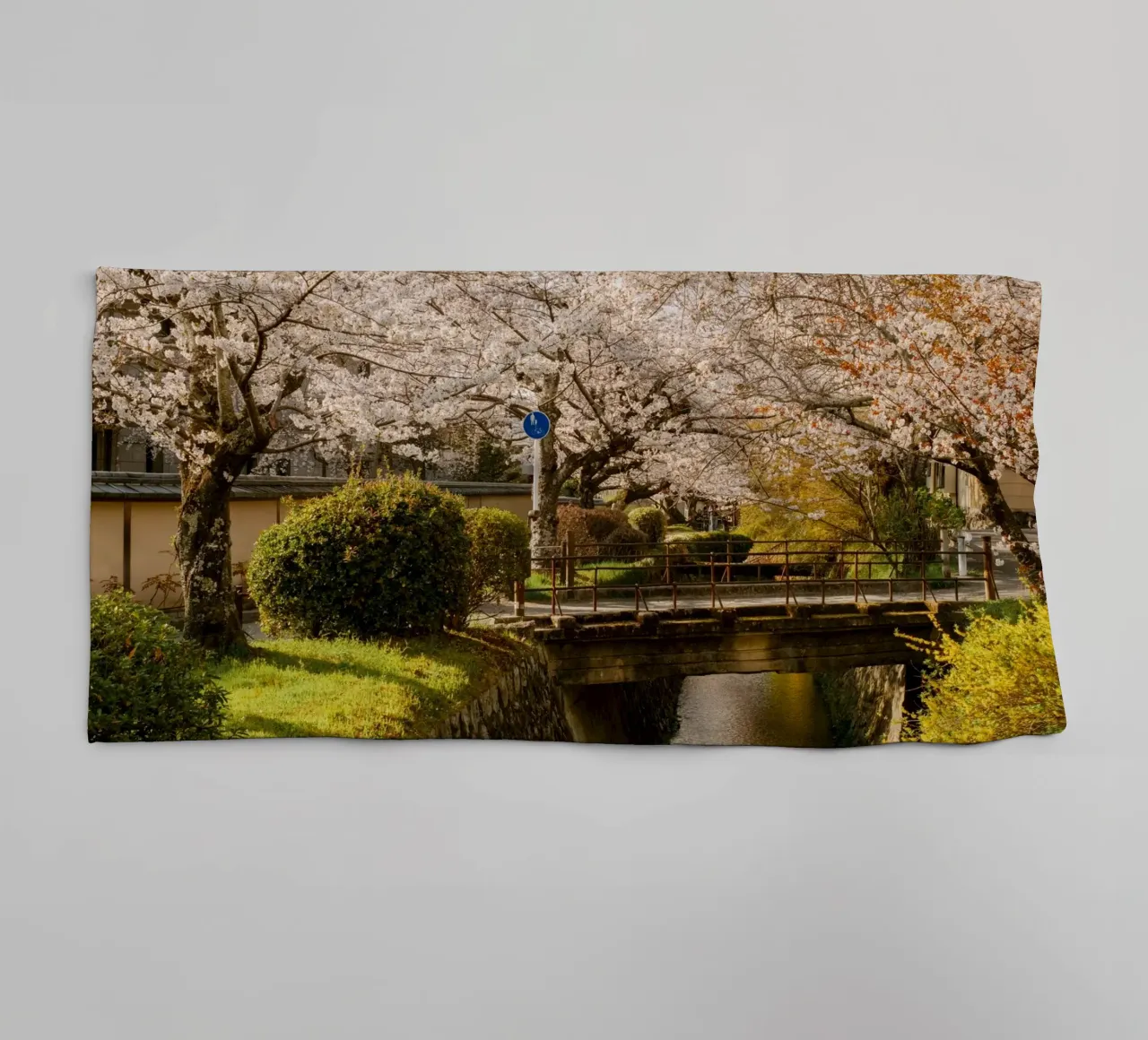 Ponte dei ciliegi in fiore a Kyoto, Giappone asciugamano da bagno da mbgraphx2
