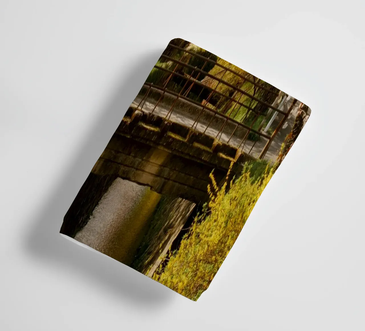 Ponte dei ciliegi in fiore a Kyoto, Giappone asciugamano da bagno da mbgraphx2