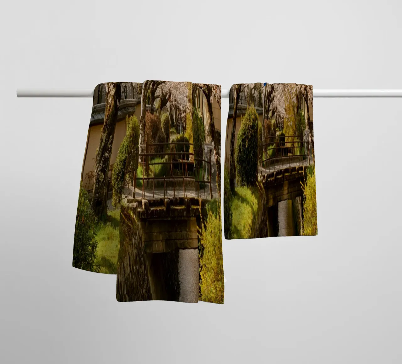 Ponte dei ciliegi in fiore a Kyoto, Giappone asciugamano da bagno da mbgraphx2