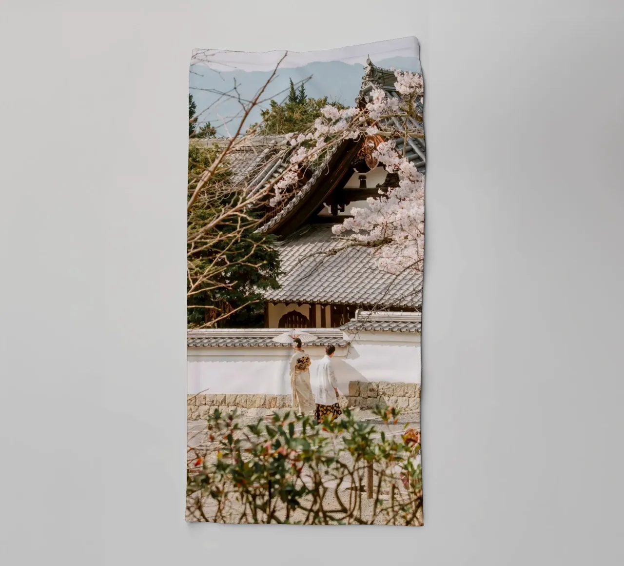 Tempio dei ciliegi in fiore Geisha a Kyoto, Giappone asciugamano da bagno da mbgraphx2