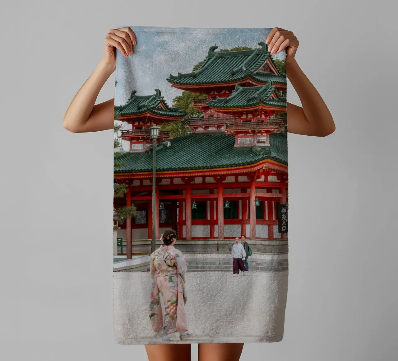 Geisha davanti a un tempio di Kyoto asciugamano da bagno da mbgraphx2