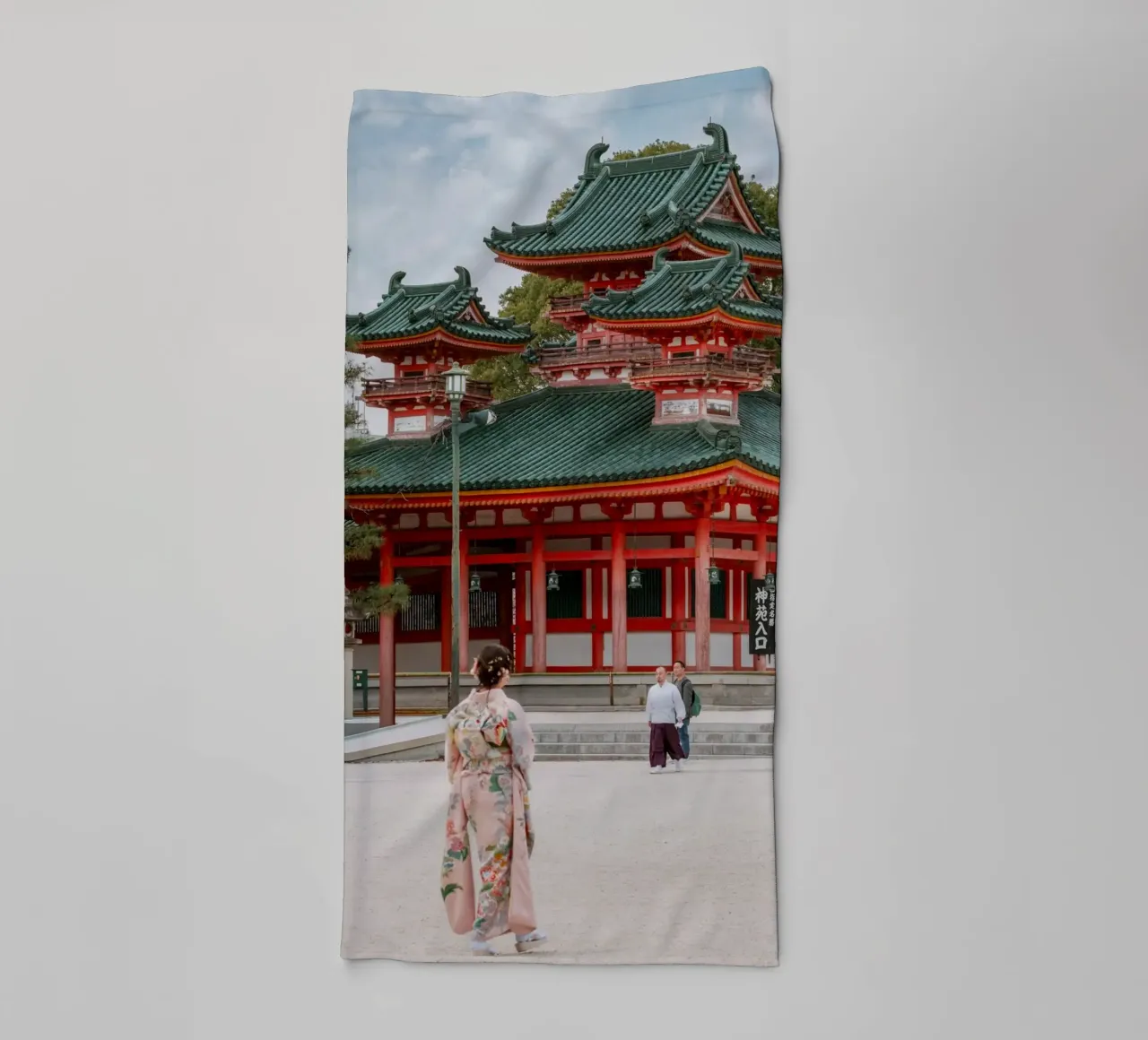 Geisha davanti a un tempio di Kyoto asciugamano da bagno da mbgraphx2
