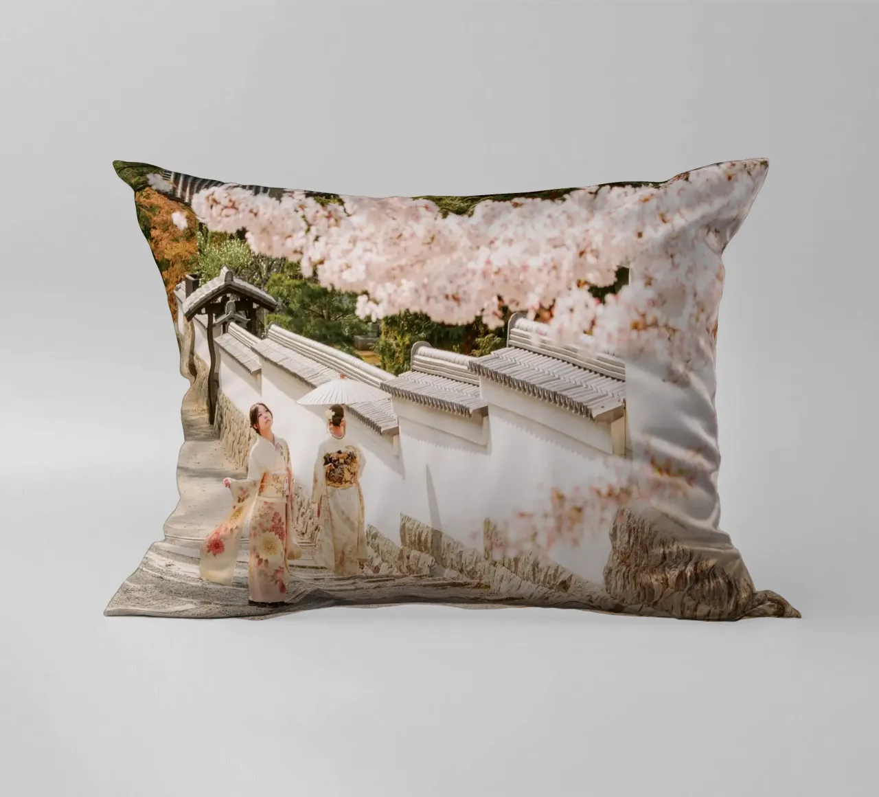 Geisha dei ciliegi in fiore a Kyoto, Giappone cuscino da mbgraphx2