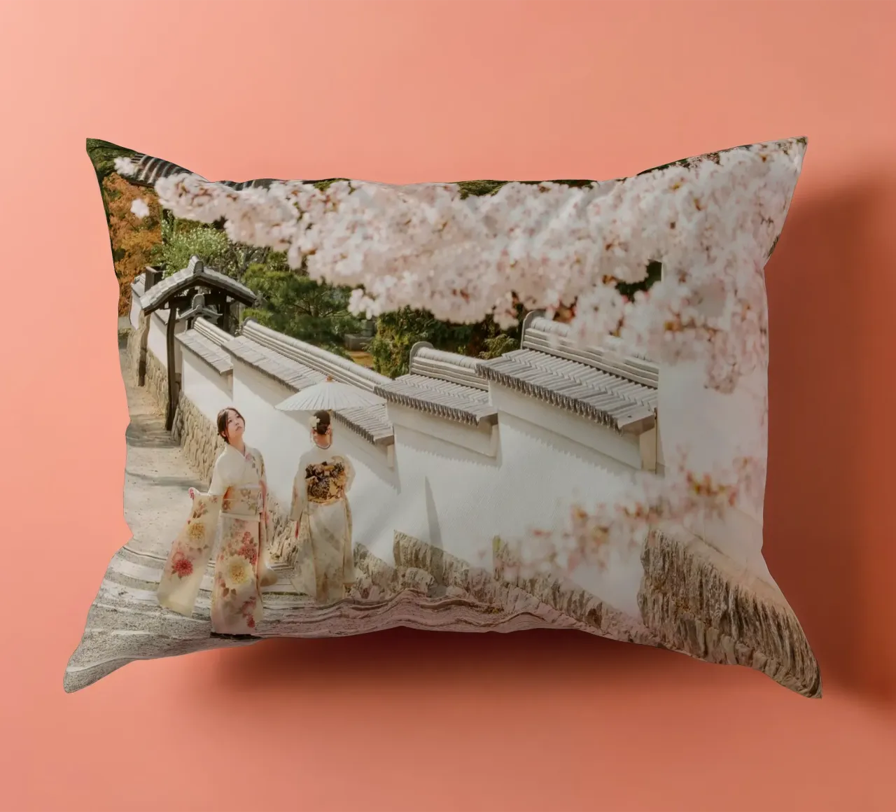 Geisha dei ciliegi in fiore a Kyoto, Giappone cuscino da mbgraphx2