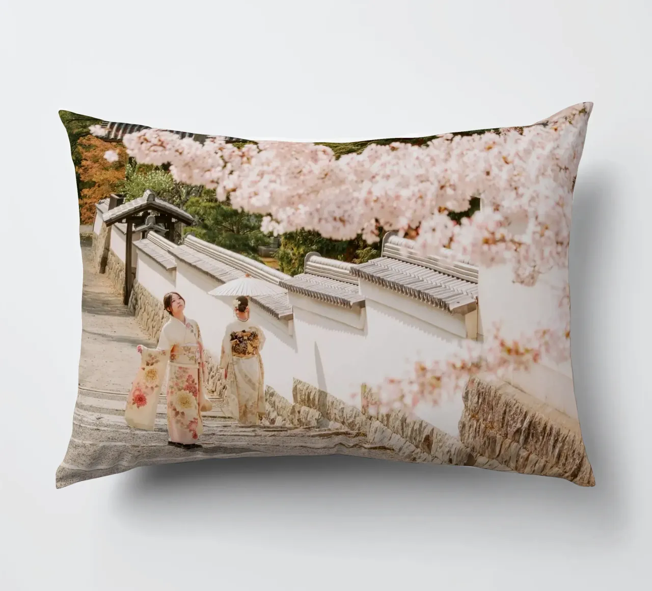 Geisha dei ciliegi in fiore a Kyoto, Giappone cuscino da mbgraphx2