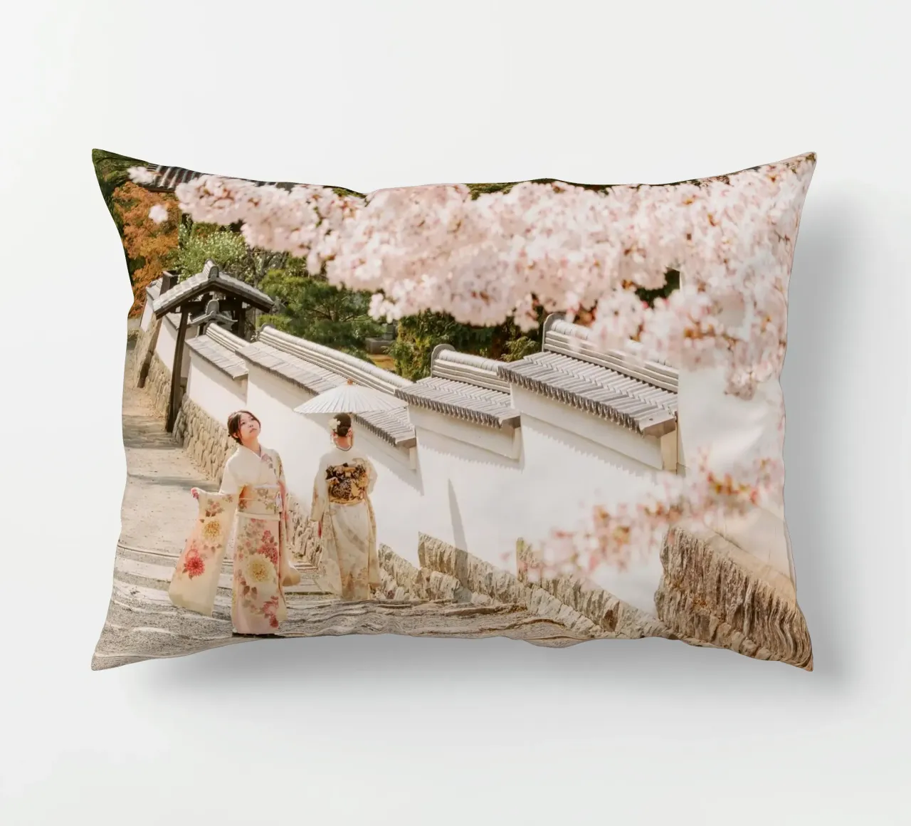 Geisha dei ciliegi in fiore a Kyoto, Giappone cuscino da mbgraphx2