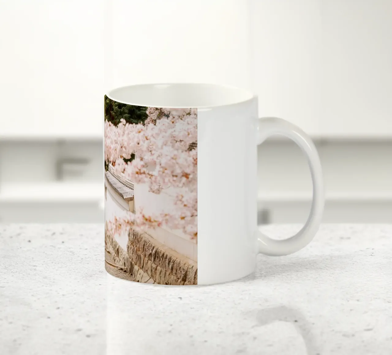 Geisha dei ciliegi in fiore a Kyoto, Giappone tazza in ceramica da mbgraphx2