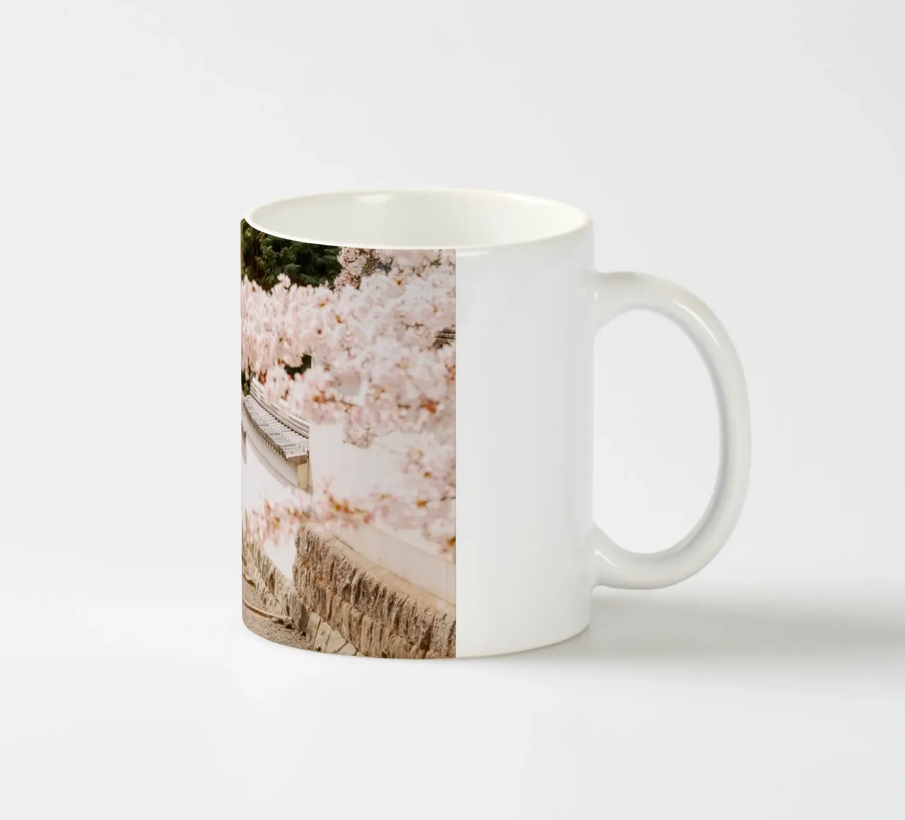 Geisha dei ciliegi in fiore a Kyoto, Giappone tazza in ceramica da mbgraphx2