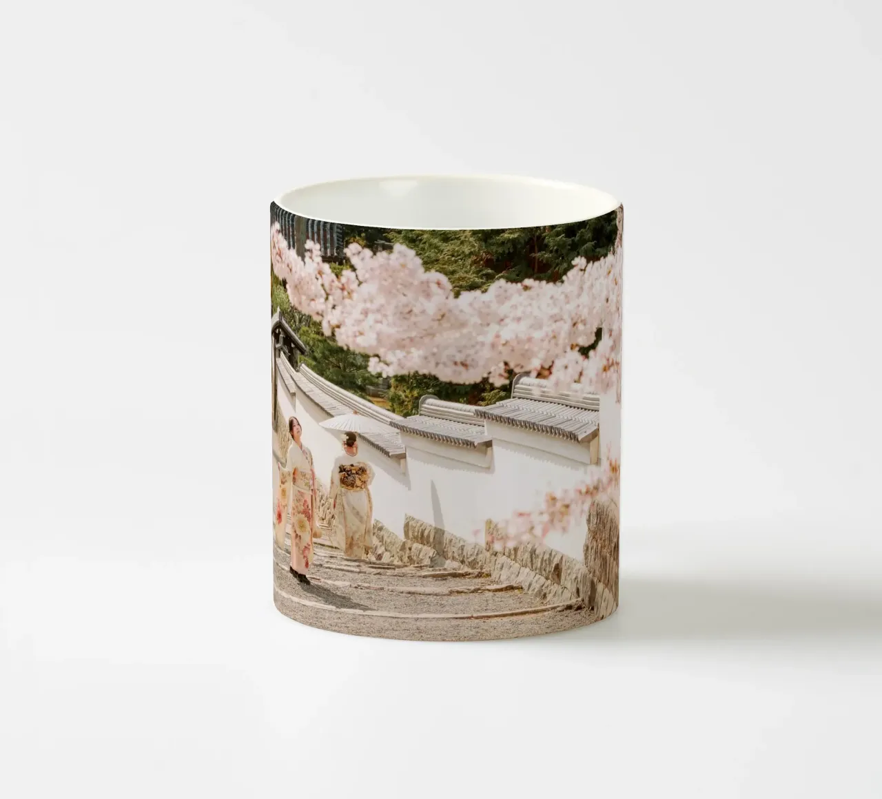 Geisha dei ciliegi in fiore a Kyoto, Giappone tazza in ceramica da mbgraphx2