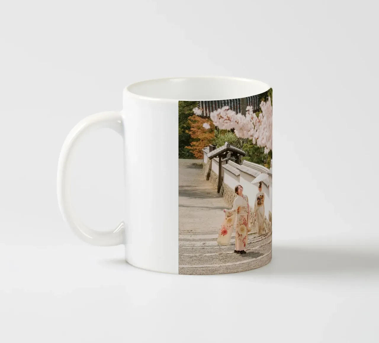 Geisha dei ciliegi in fiore a Kyoto, Giappone tazza in ceramica da mbgraphx2
