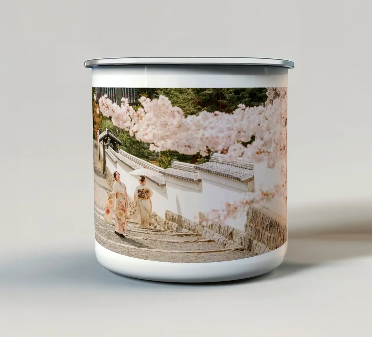 Geisha dei ciliegi in fiore a Kyoto, Giappone tazza in smalto da mbgraphx2