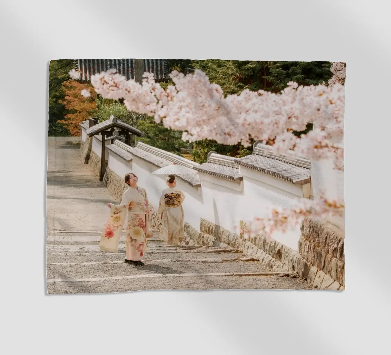 Geisha dei ciliegi in fiore a Kyoto, Giappone telo mare da mbgraphx2