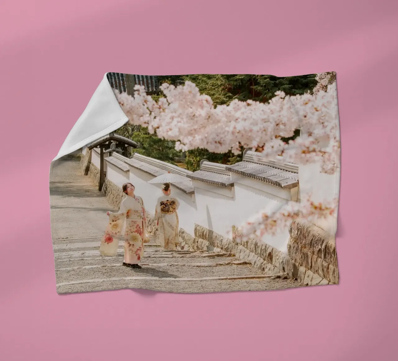 Geisha dei ciliegi in fiore a Kyoto, Giappone coperta in pile da mbgraphx2