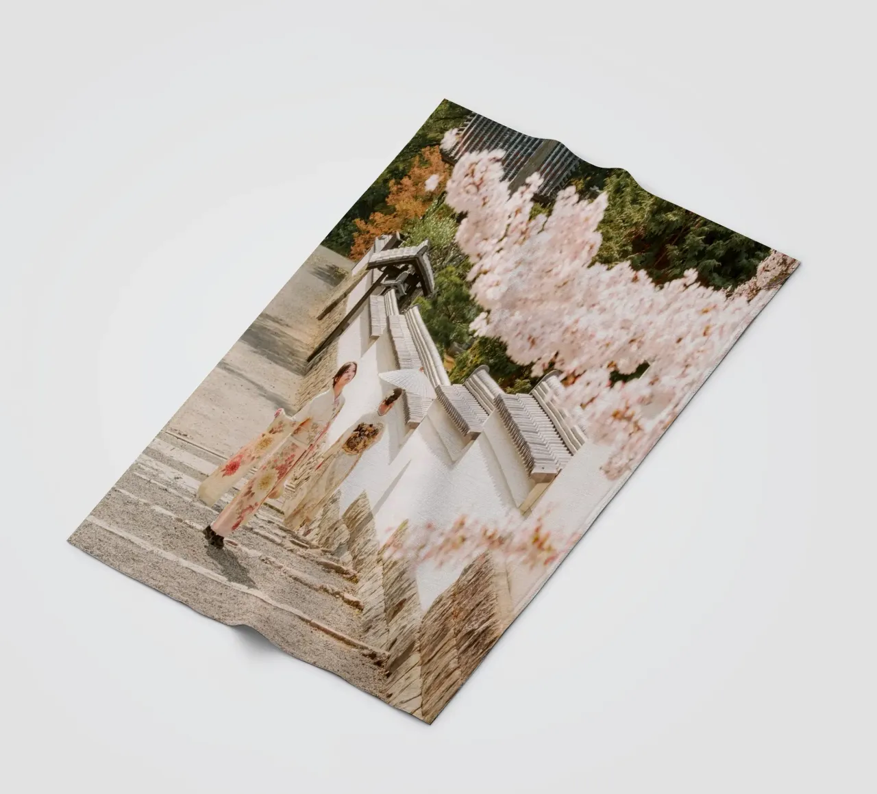 Geisha dei ciliegi in fiore a Kyoto, Giappone coperta in pile da mbgraphx2