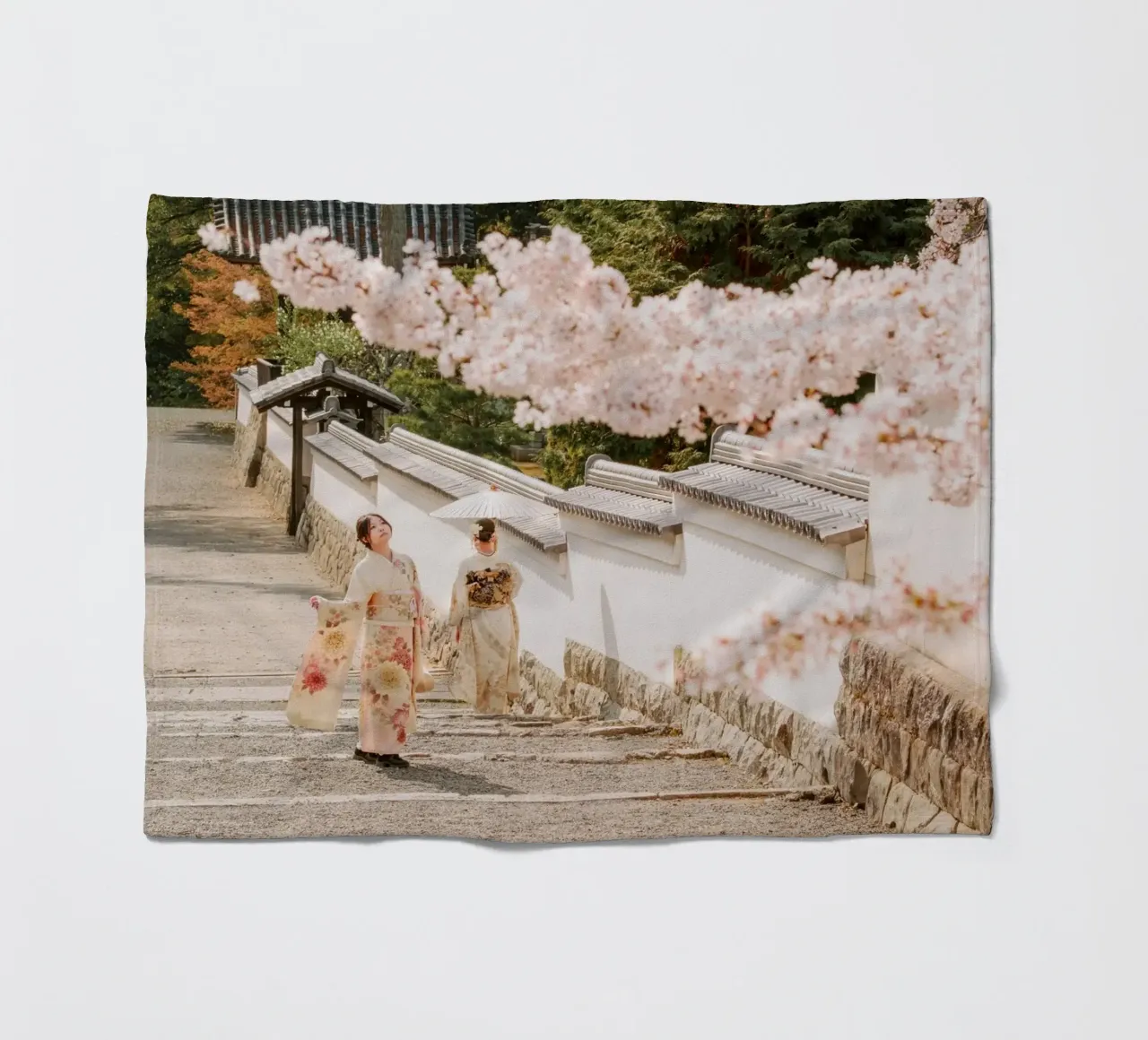 Geisha dei ciliegi in fiore a Kyoto, Giappone coperta in pile da mbgraphx2