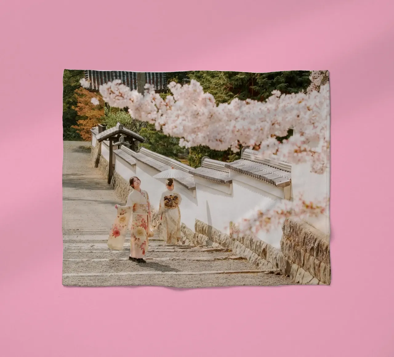 Geisha dei ciliegi in fiore a Kyoto, Giappone coperta in pile da mbgraphx2