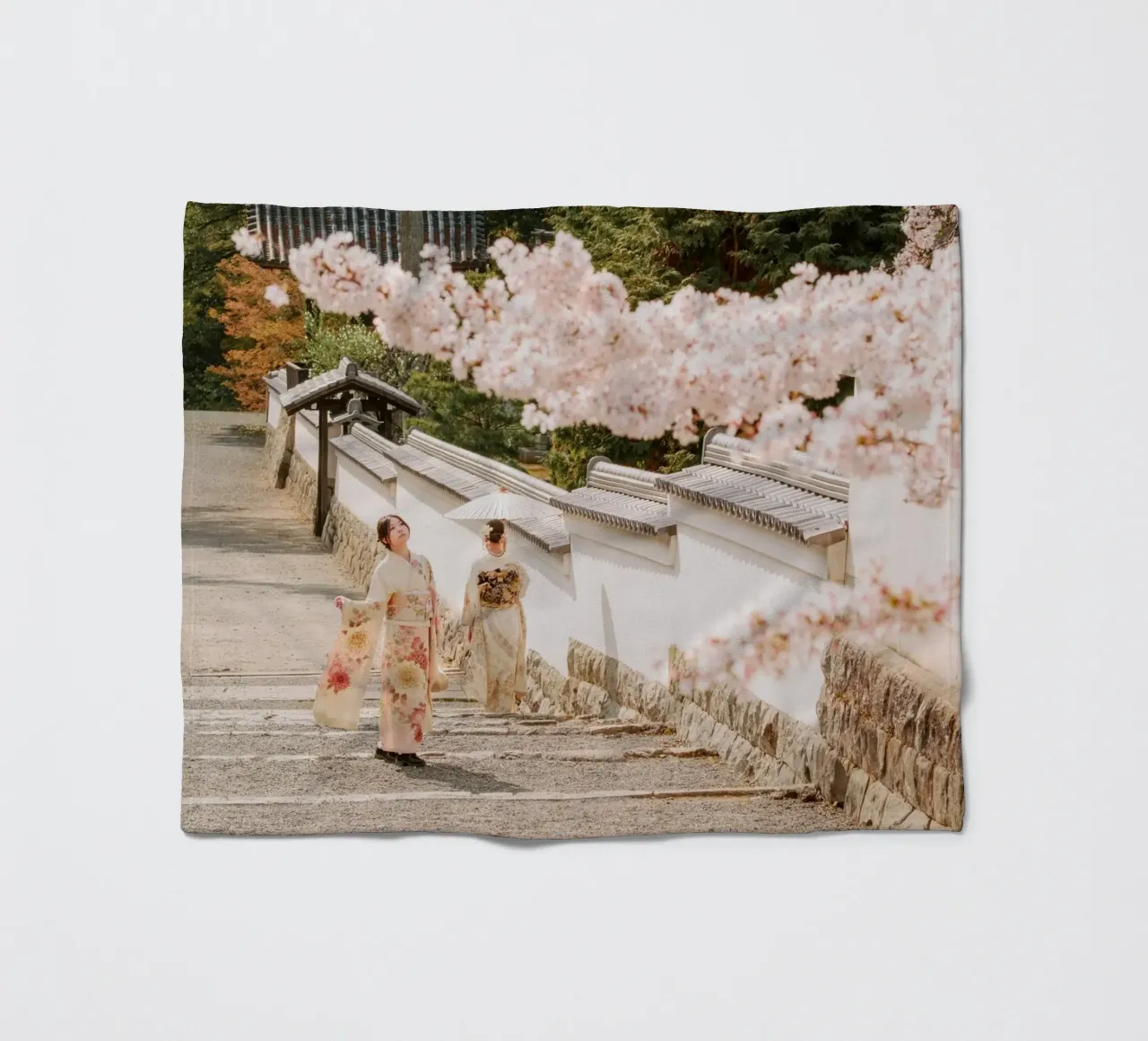 Geisha dei ciliegi in fiore a Kyoto, Giappone coperta in pile da mbgraphx2