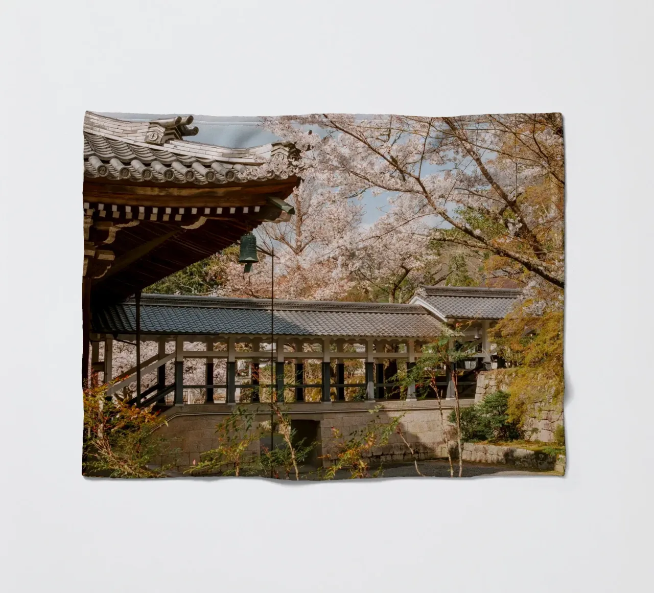 Tempio dei ciliegi in fiore a Kyoto, Giappone coperta in pile da mbgraphx2
