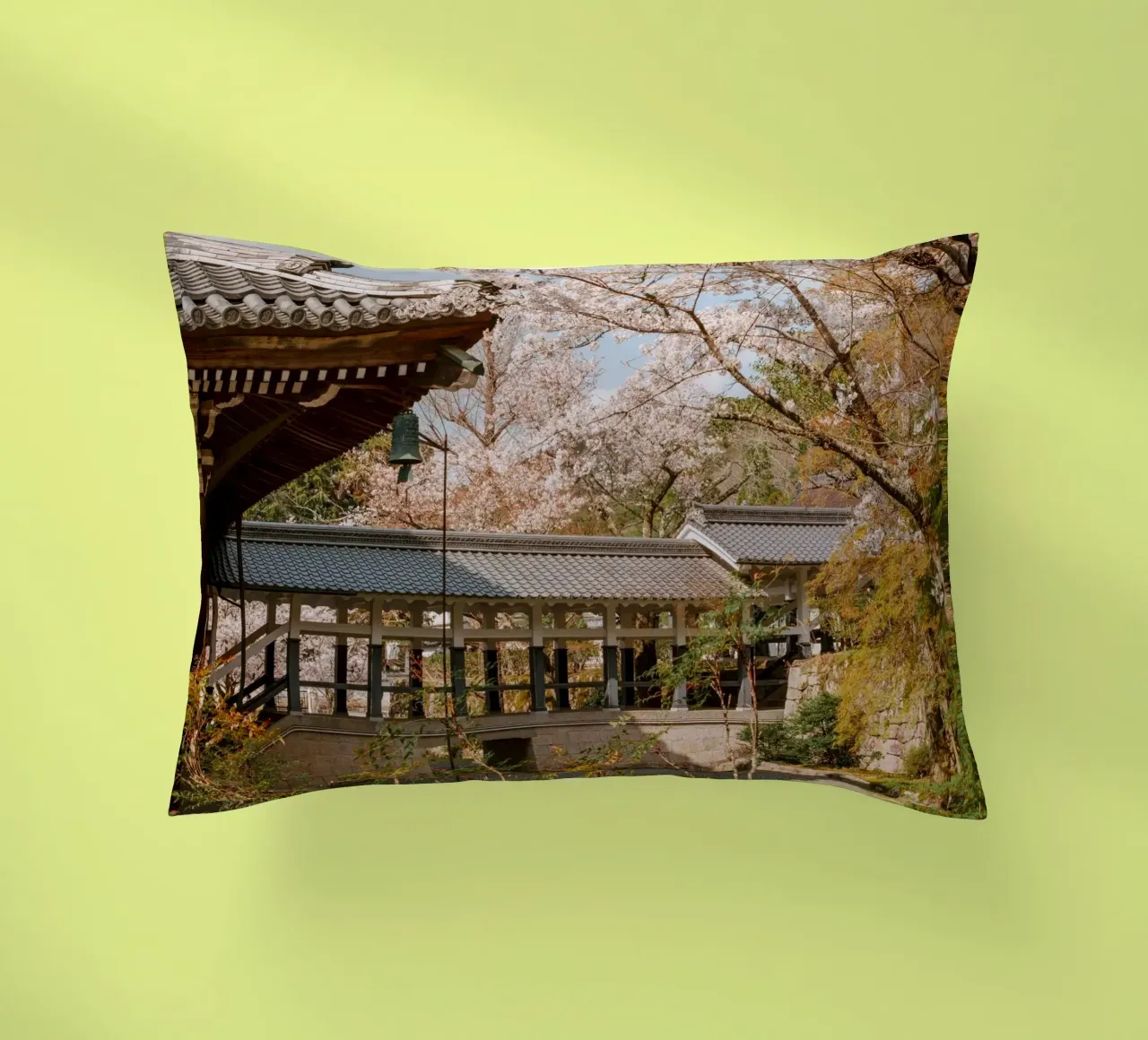 Tempio dei ciliegi in fiore a Kyoto, Giappone cuscino da mbgraphx2