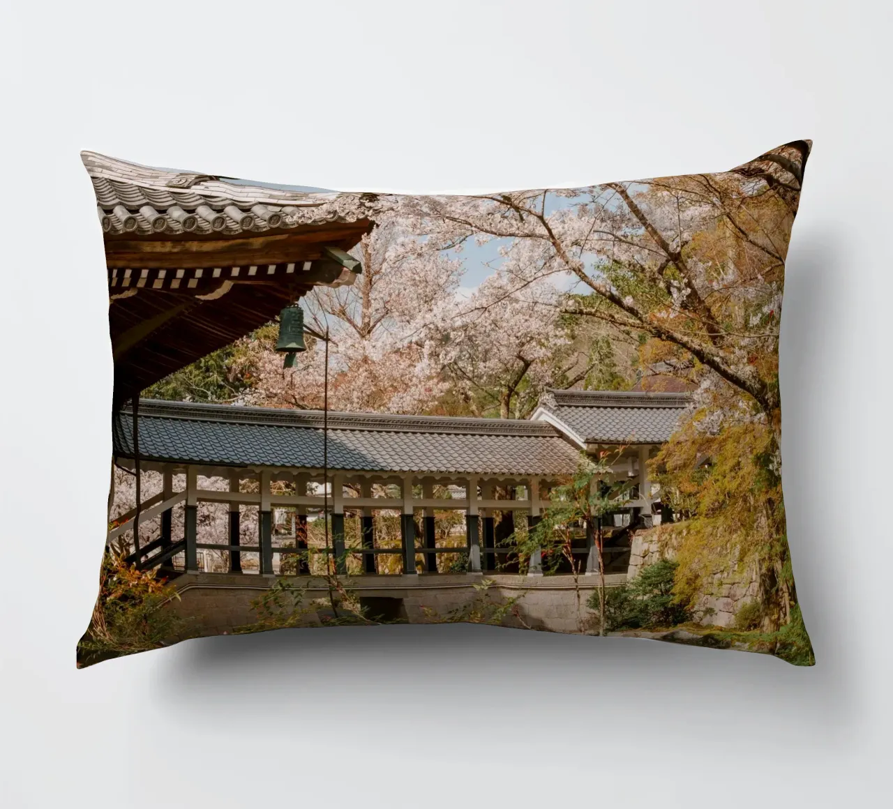 Tempio dei ciliegi in fiore a Kyoto, Giappone cuscino da mbgraphx2