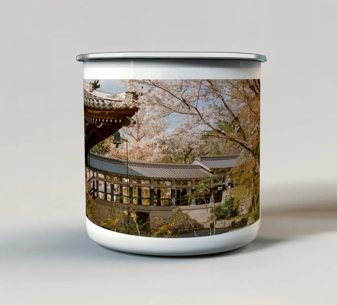 Tempio dei ciliegi in fiore a Kyoto, Giappone tazza in smalto da mbgraphx2