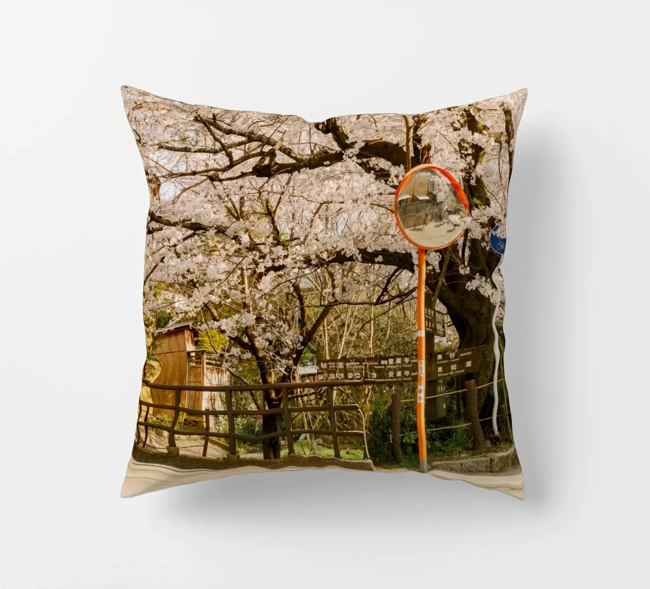 La via dei ciliegi in fiore a Kyoto, Giappone cuscino da mbgraphx2