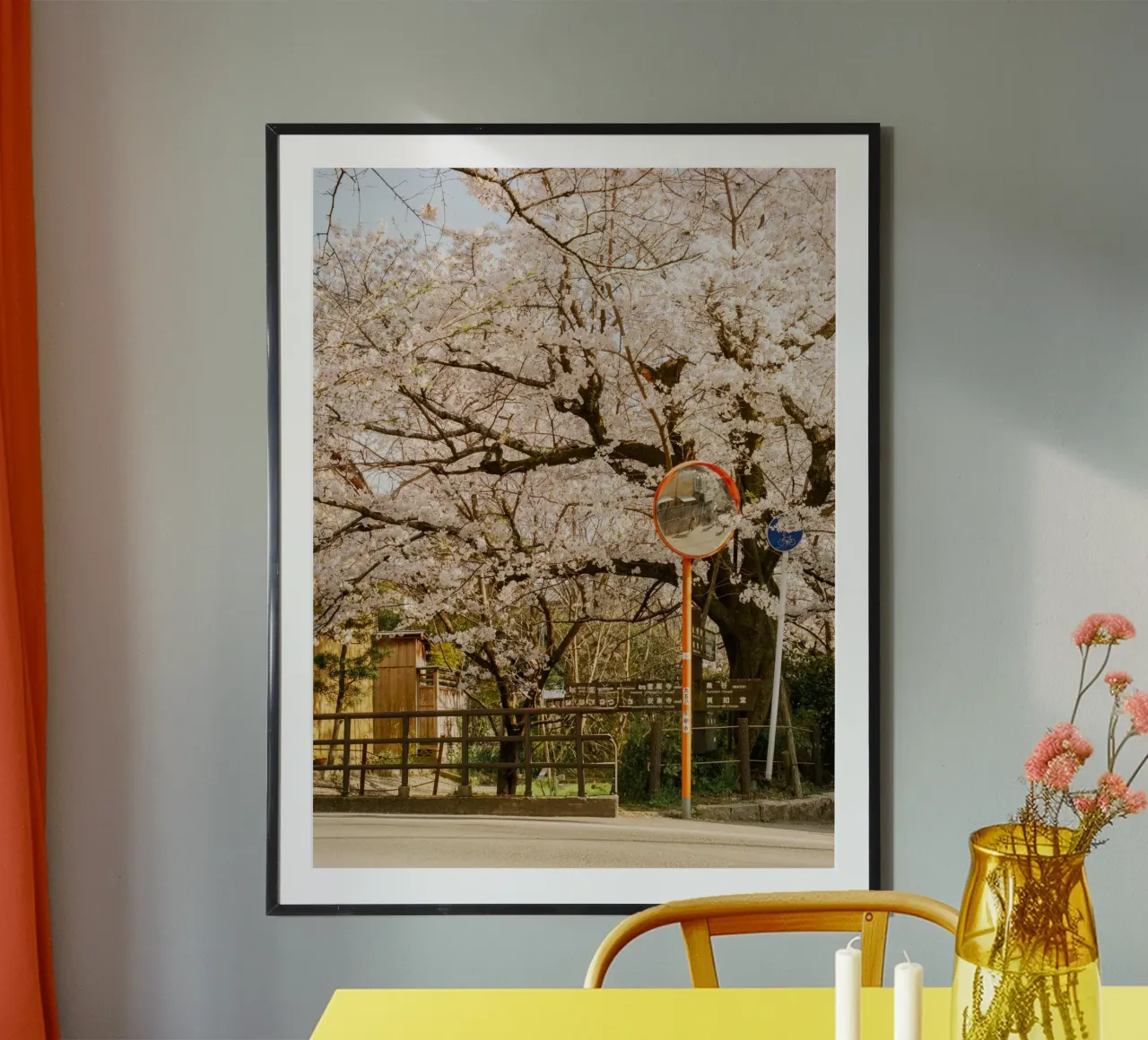 La via dei ciliegi in fiore a Kyoto, Giappone poster da mbgraphx2