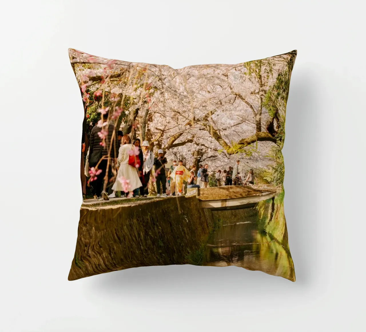 Canale dei ciliegi in fiore a Kyoto, Giappone cuscino da mbgraphx2