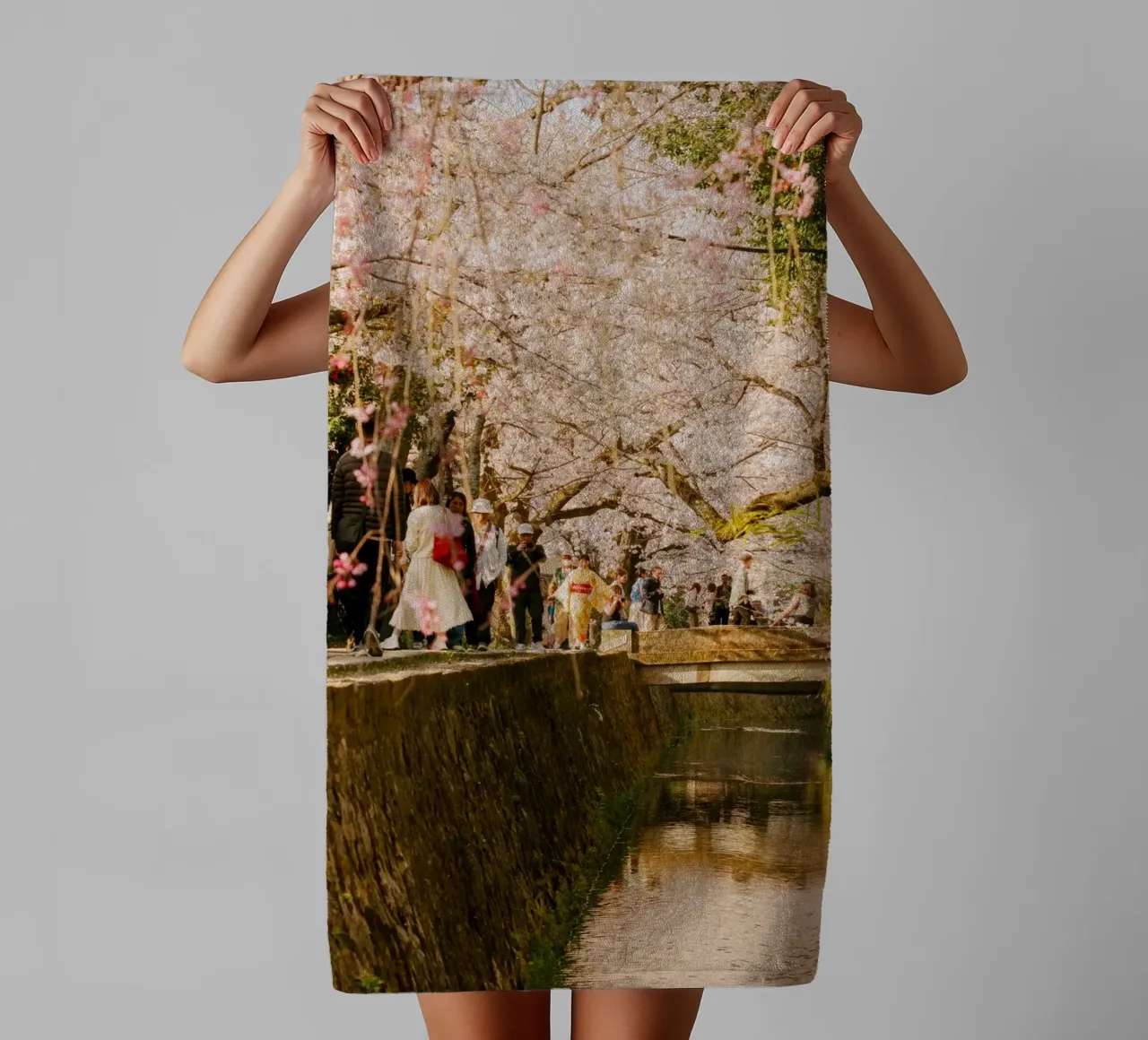 Canale dei ciliegi in fiore a Kyoto, Giappone asciugamano da bagno da mbgraphx2