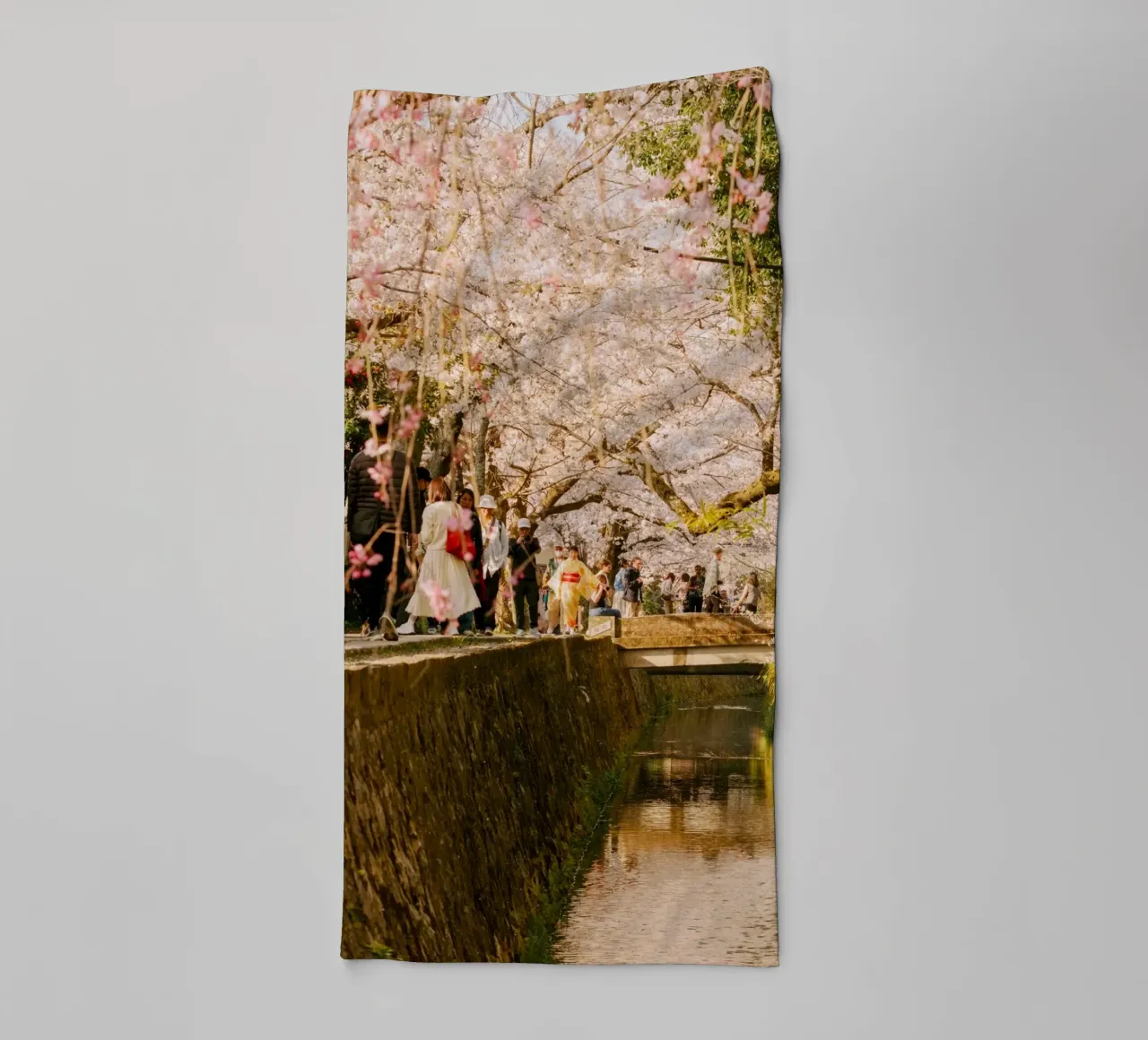 Canale dei ciliegi in fiore a Kyoto, Giappone asciugamano da bagno da mbgraphx2