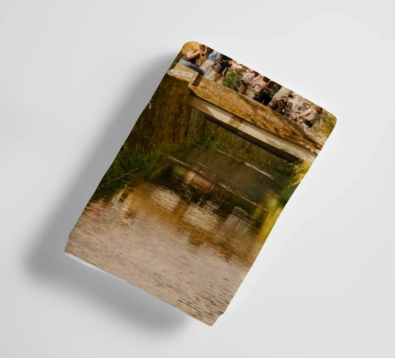 Canale dei ciliegi in fiore a Kyoto, Giappone asciugamano da bagno da mbgraphx2