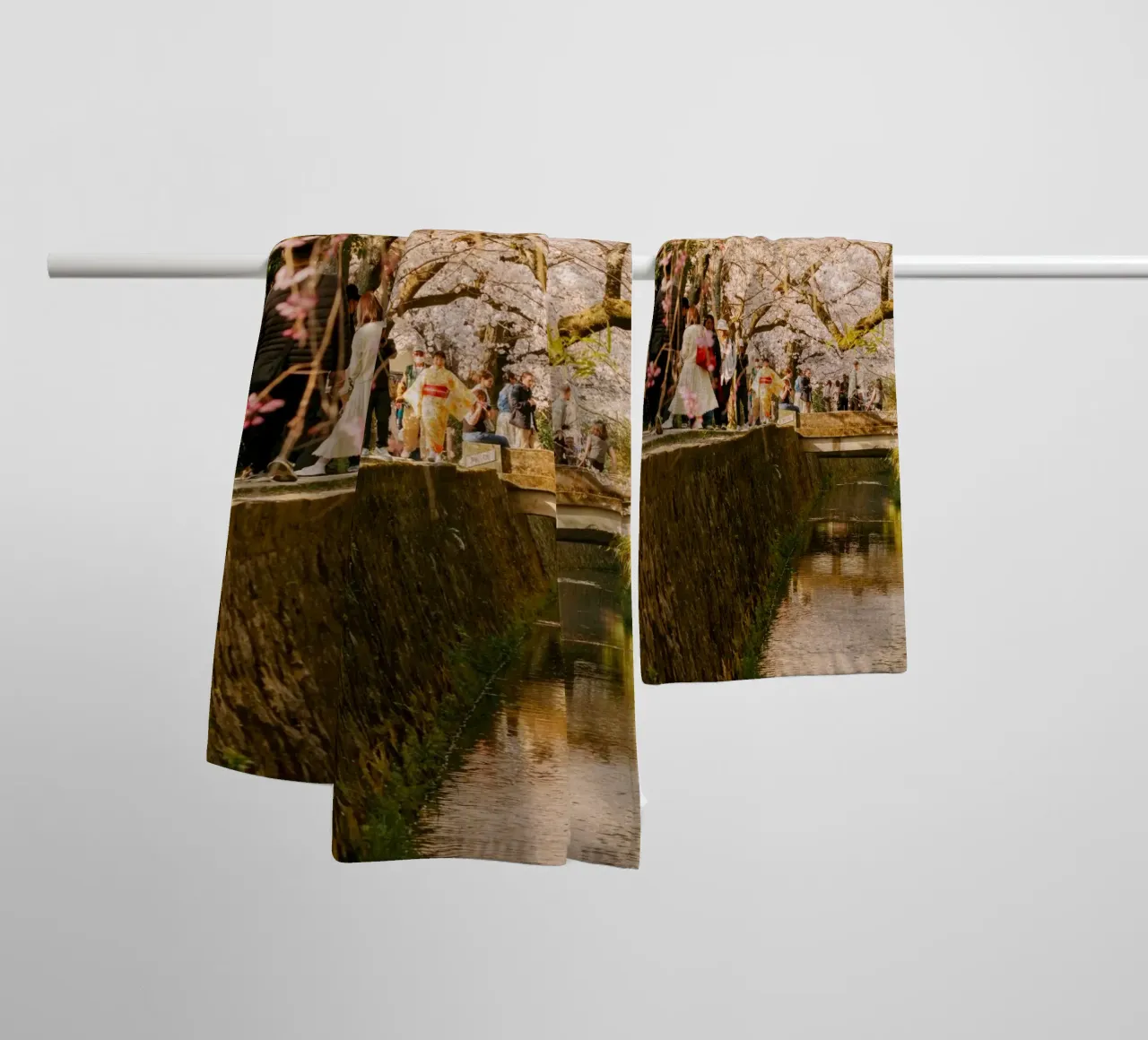 Canale dei ciliegi in fiore a Kyoto, Giappone asciugamano da bagno da mbgraphx2