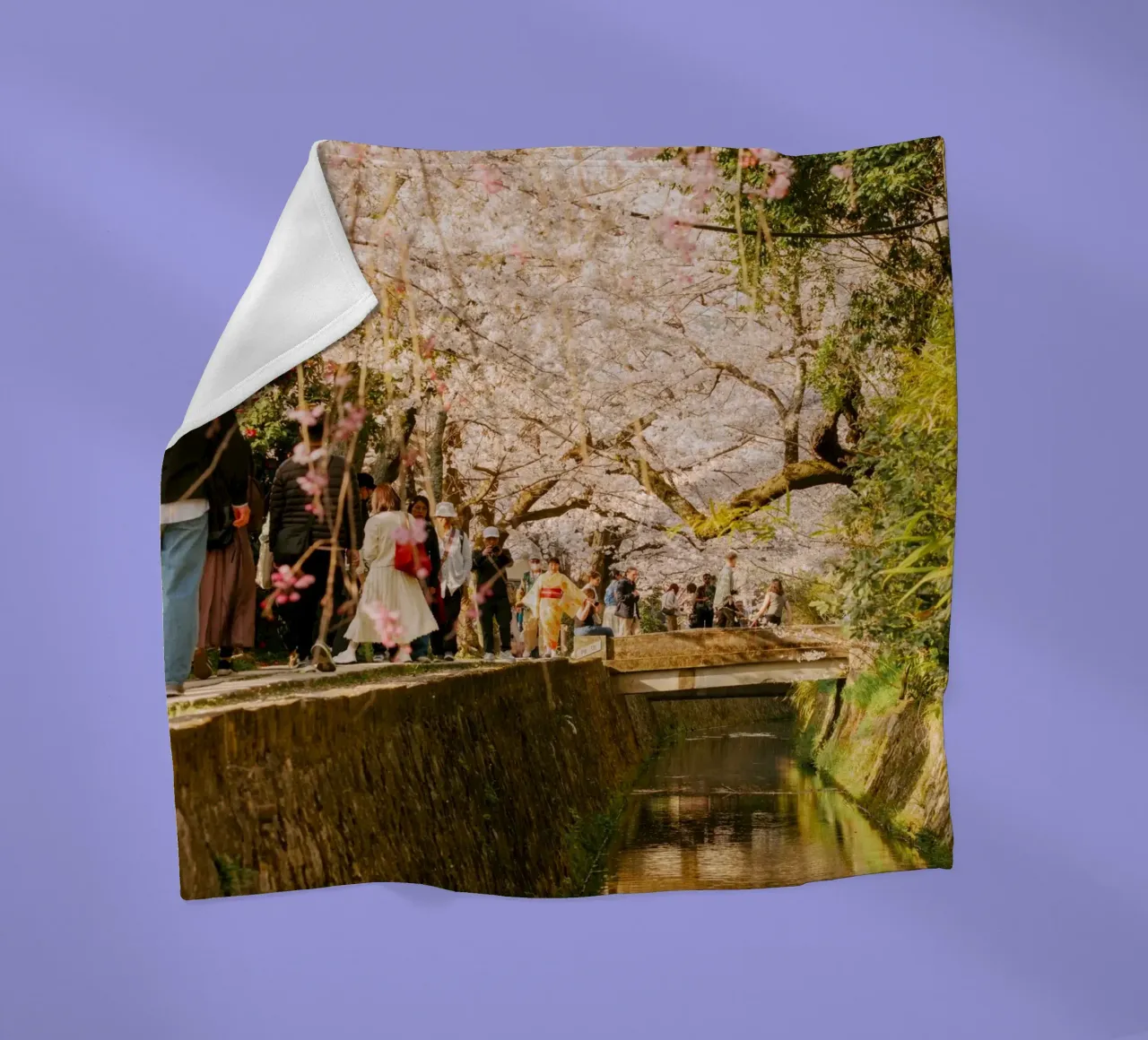 Canale dei ciliegi in fiore a Kyoto, Giappone coperta in pile da mbgraphx2