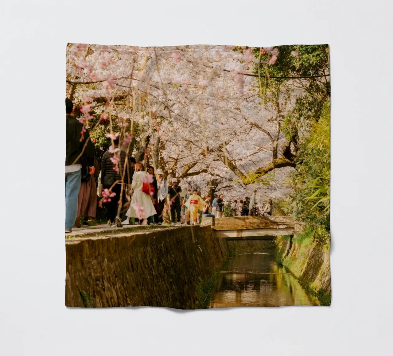 Canale dei ciliegi in fiore a Kyoto, Giappone coperta in pile da mbgraphx2