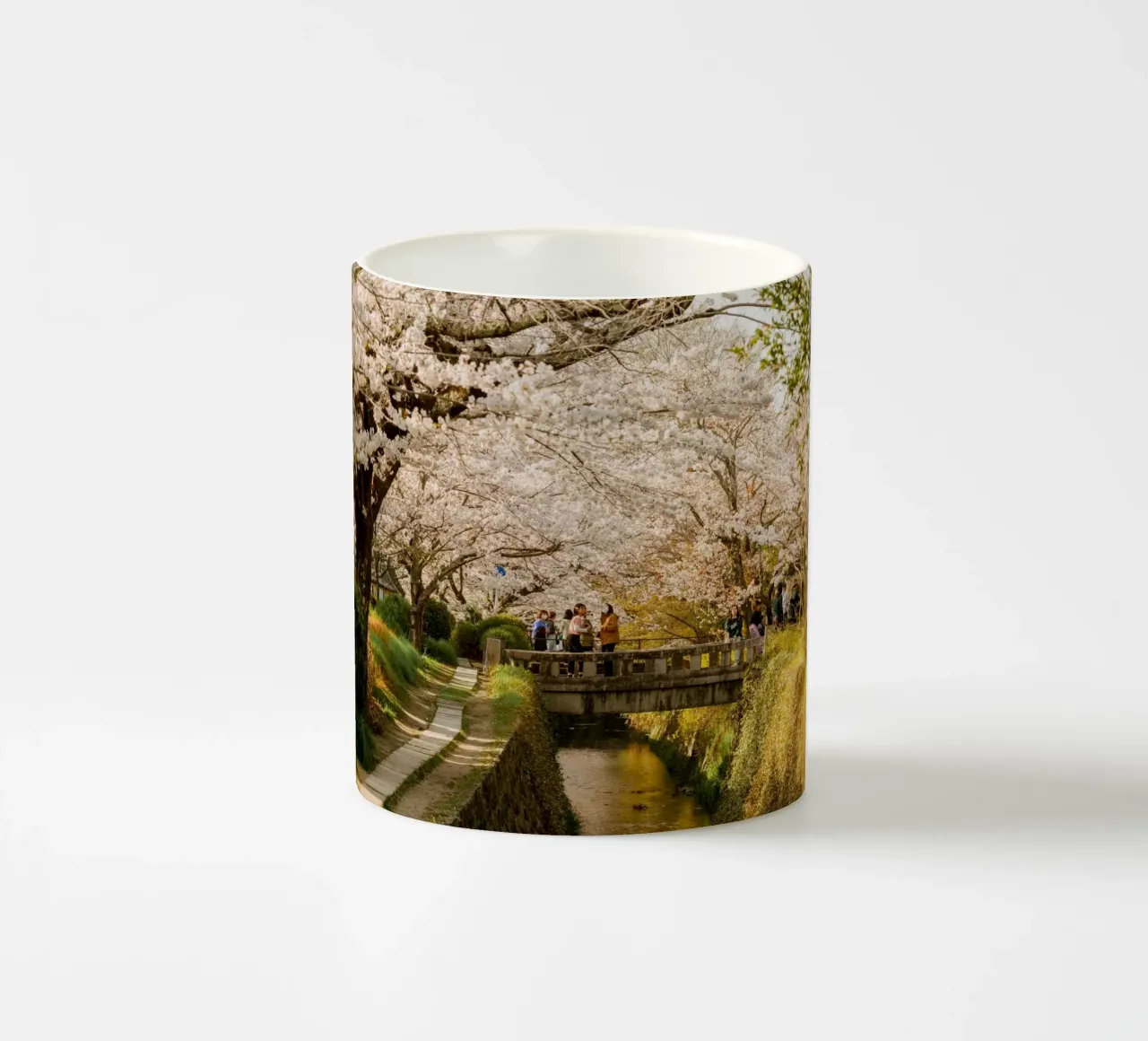 Canale dei ciliegi in fiore a Kyoto tazza in ceramica da mbgraphx2