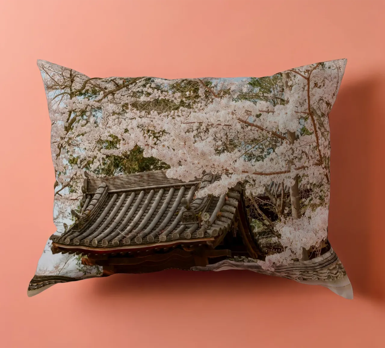 Tetto del tempio dei ciliegi in fiore a Kyoto, Giappone cuscino da mbgraphx2
