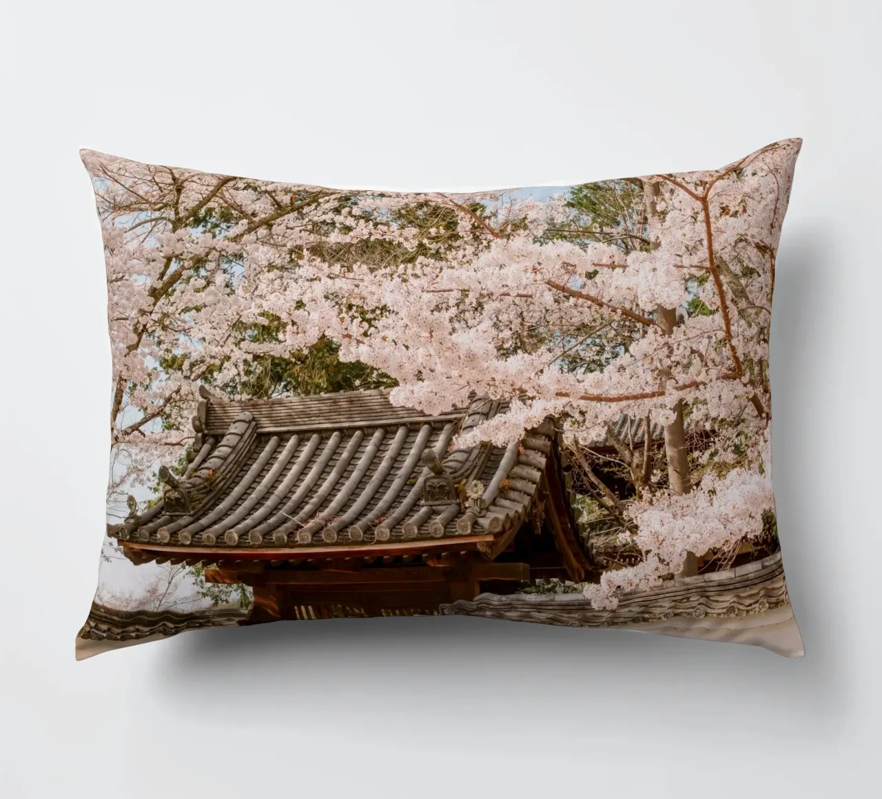 Tetto del tempio dei ciliegi in fiore a Kyoto, Giappone cuscino da mbgraphx2