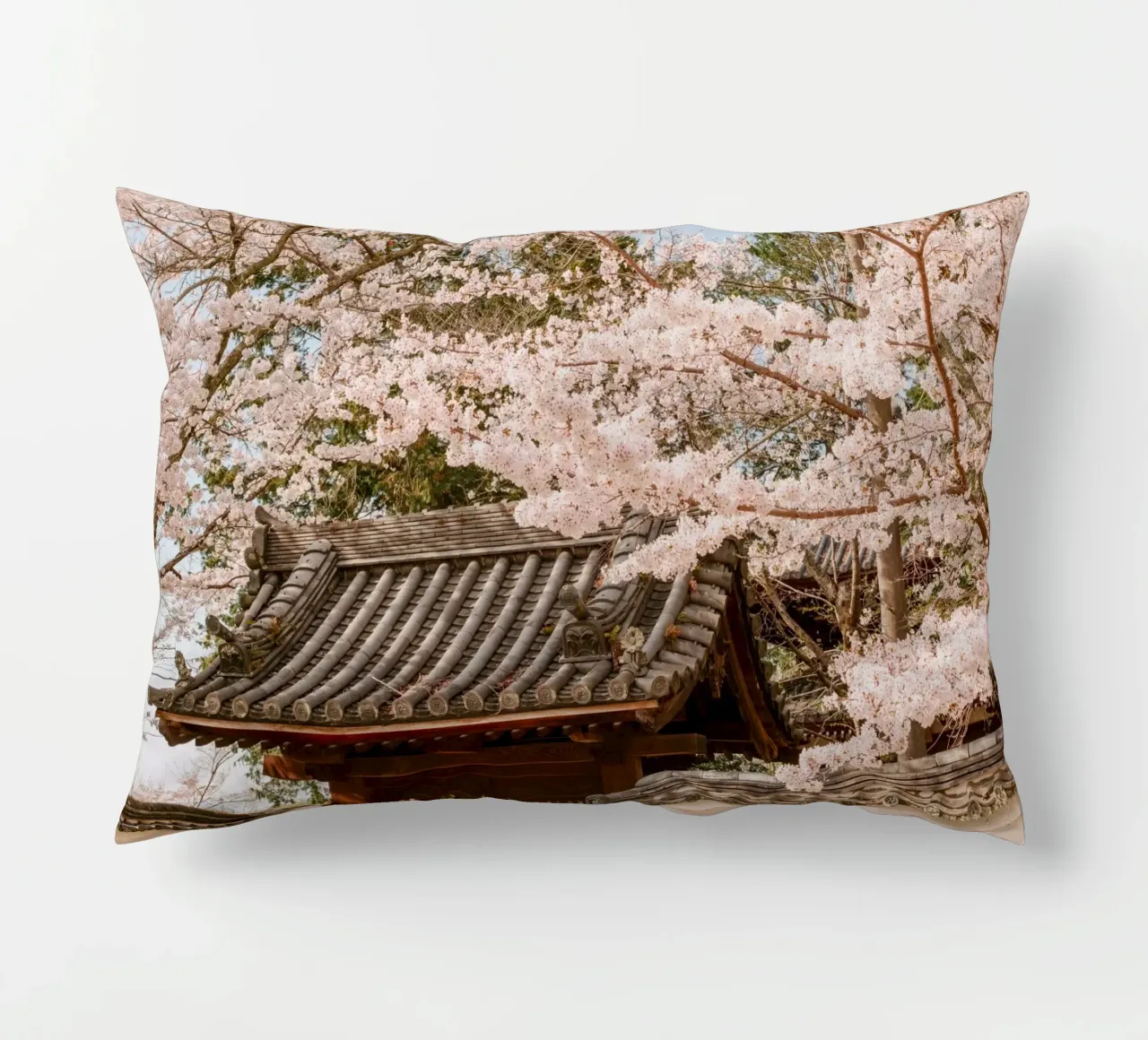 Tetto del tempio dei ciliegi in fiore a Kyoto, Giappone cuscino da mbgraphx2