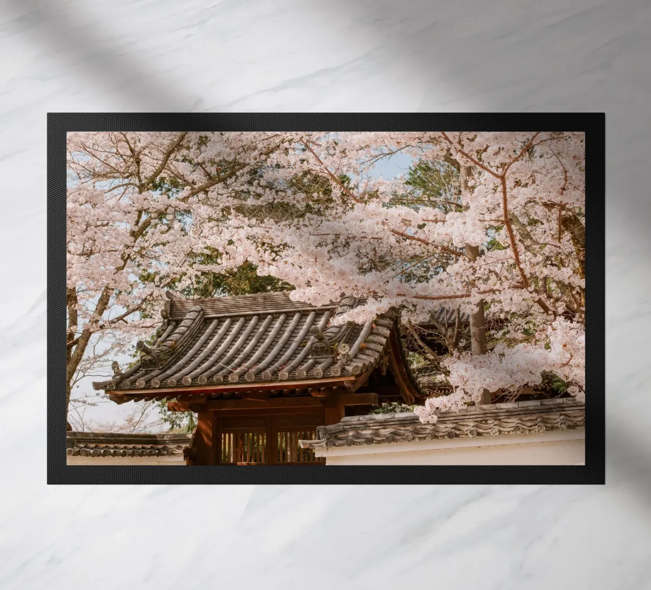 Tetto del tempio dei ciliegi in fiore a Kyoto, Giappone zerbino da mbgraphx2