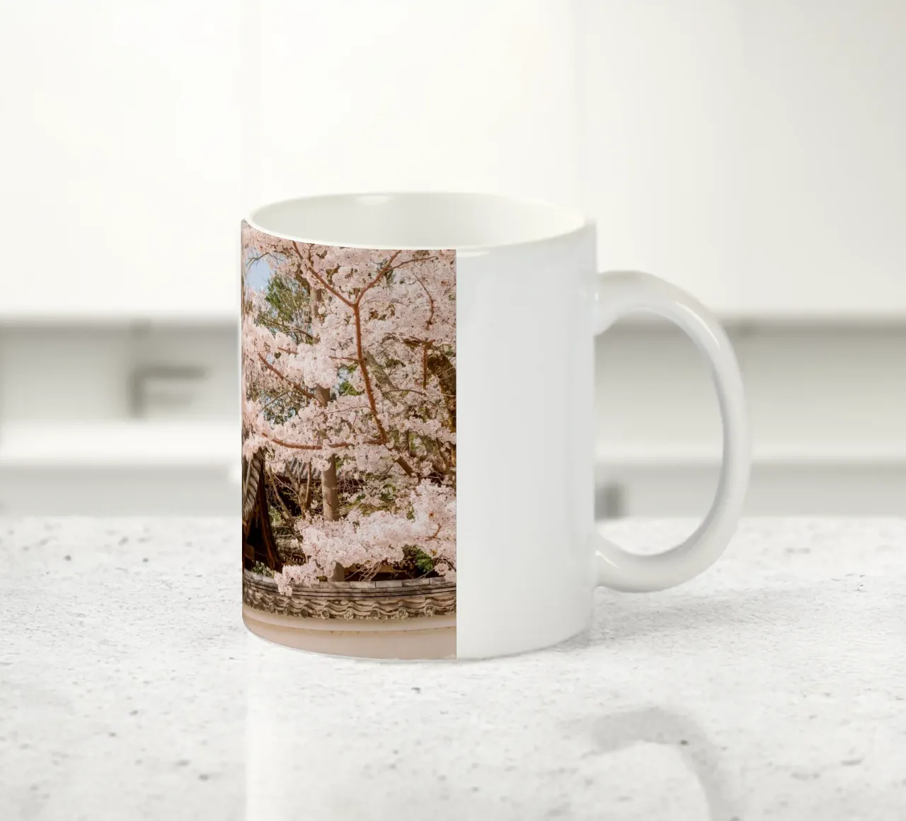 Tetto del tempio dei ciliegi in fiore a Kyoto, Giappone tazza in ceramica da mbgraphx2